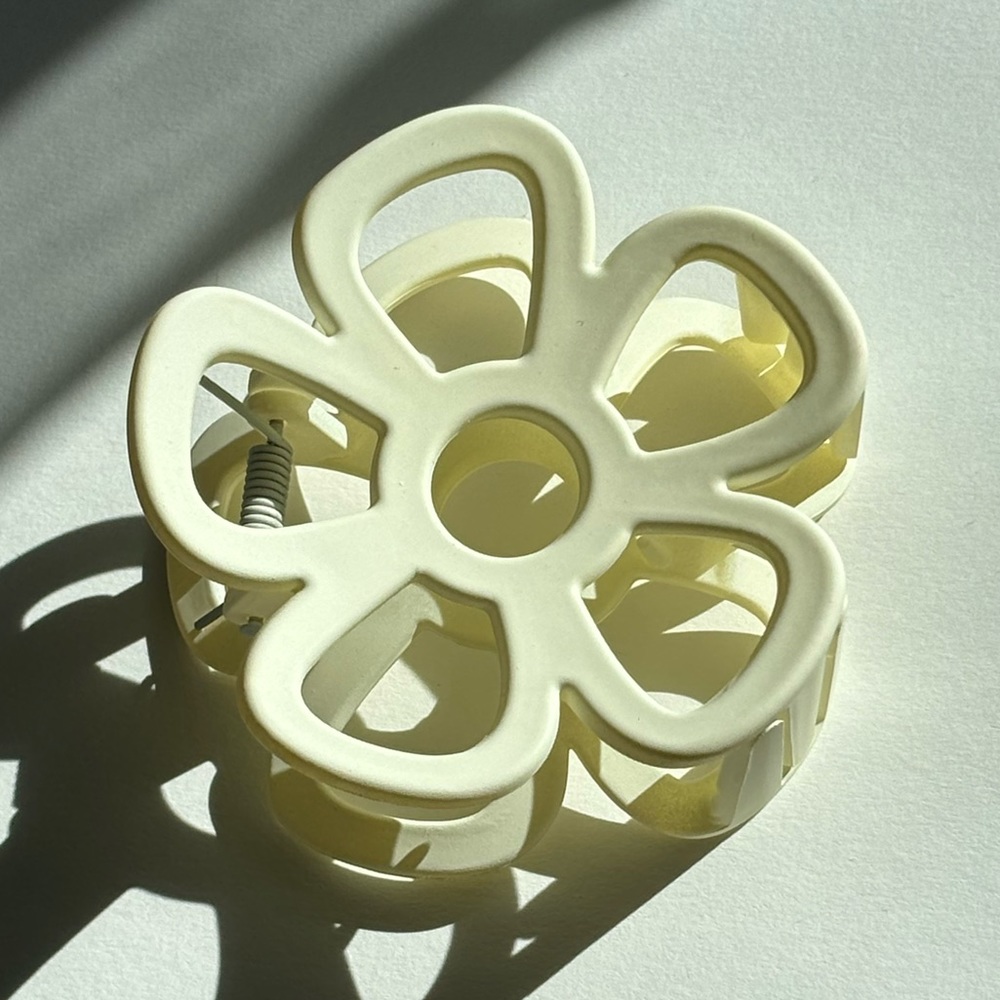 Cute flower claw clip